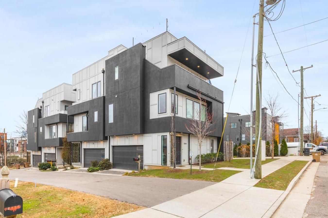 View Only 1 Mile To Downtown With Garage And Rooftop