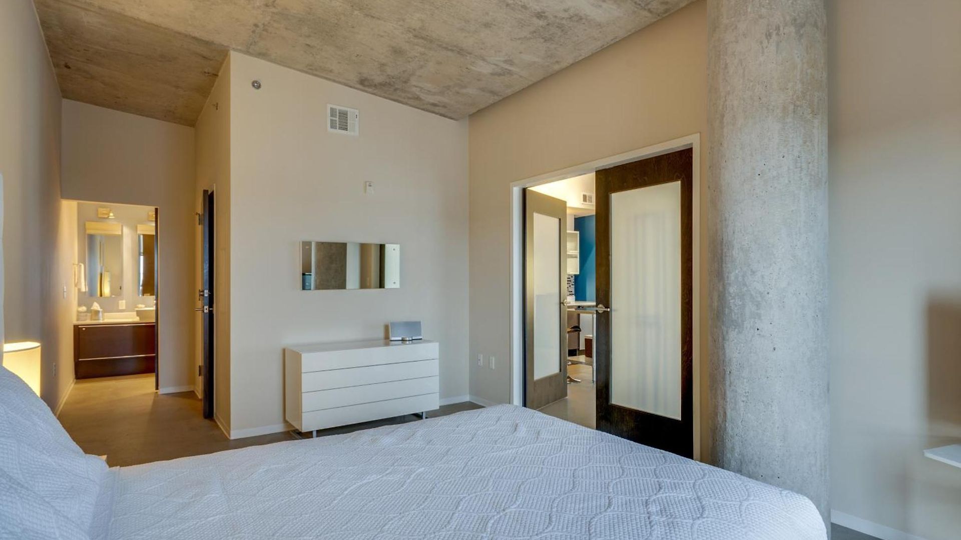 Floor Living 1br 30 Day Min With Rooftop Deck Nashville