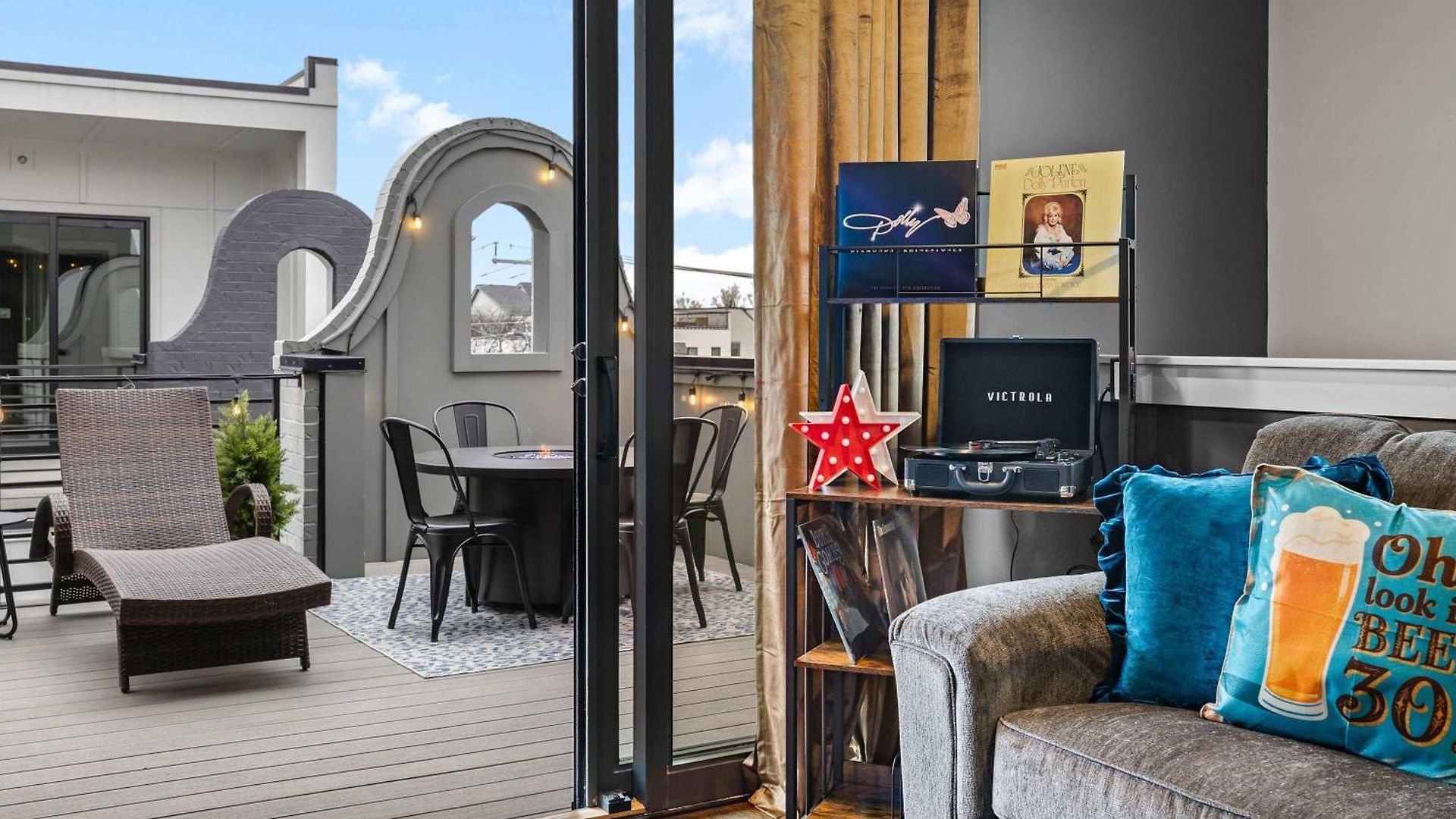 2 Side By Side Units Roof Decks Karaoke Murals Holiday home Nashville