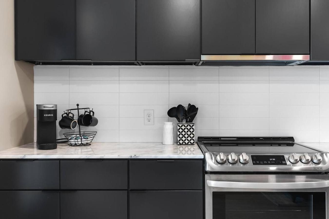 Riverfront Luxury - Walk To Downtown Broadway, Private Patio Holiday home *