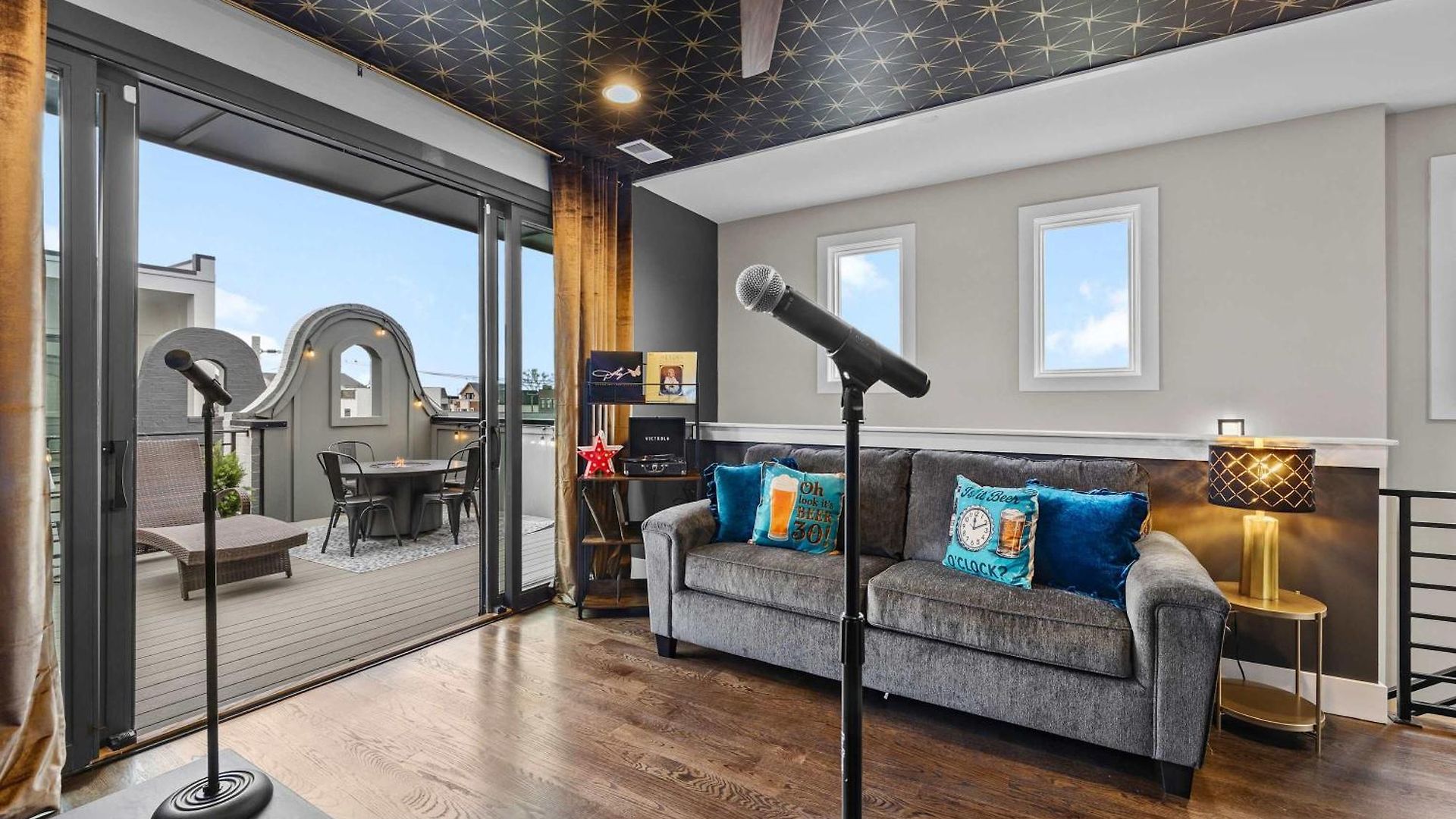 Holiday home Broadway Honky Tonk Haven With Karaoke Stage! Nashville