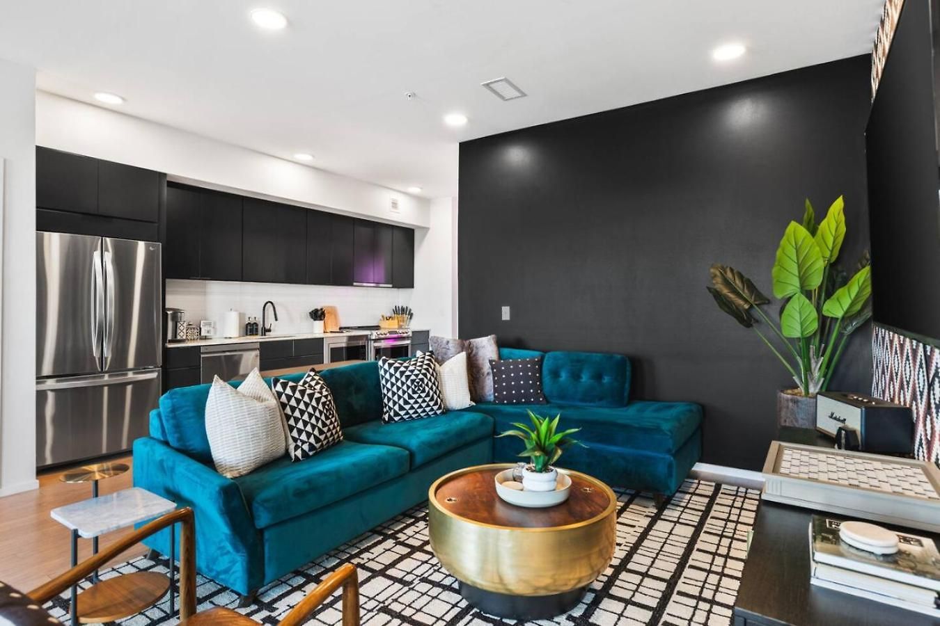 Riverfront Walk To Downtown With Garage Parking Holiday home