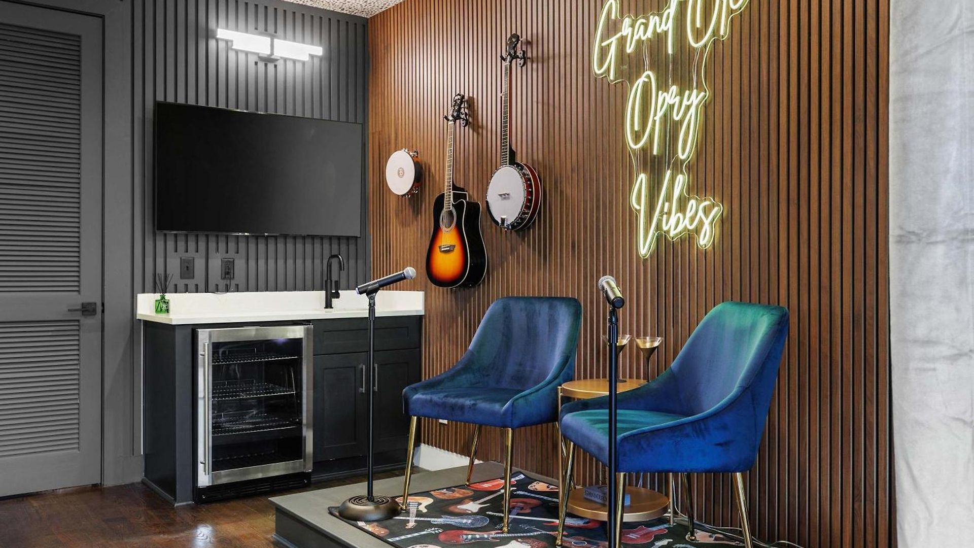 Elegant Nash Karaoke Haven With Rooftop Fire Table Holiday home