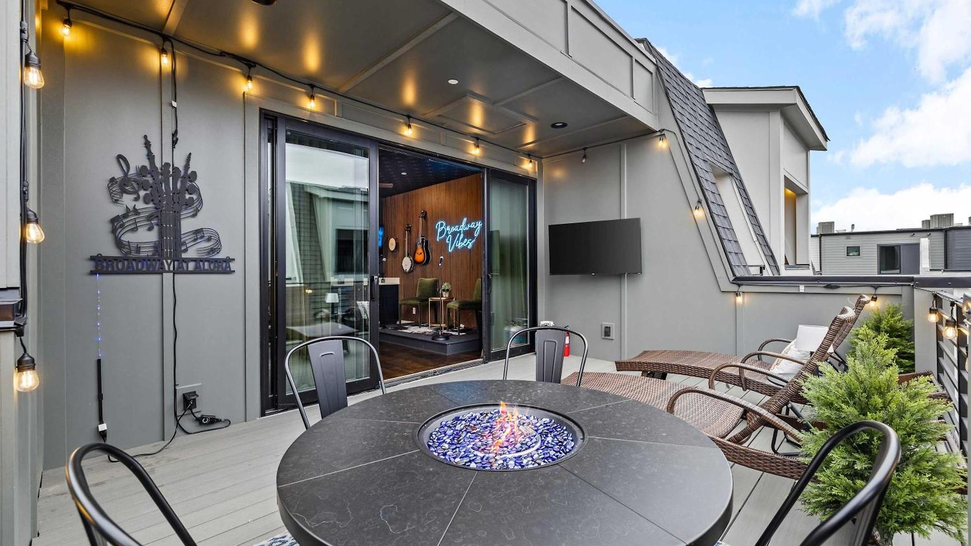 Broadway Honky Tonk Haven With Karaoke Stage! Holiday home Nashville