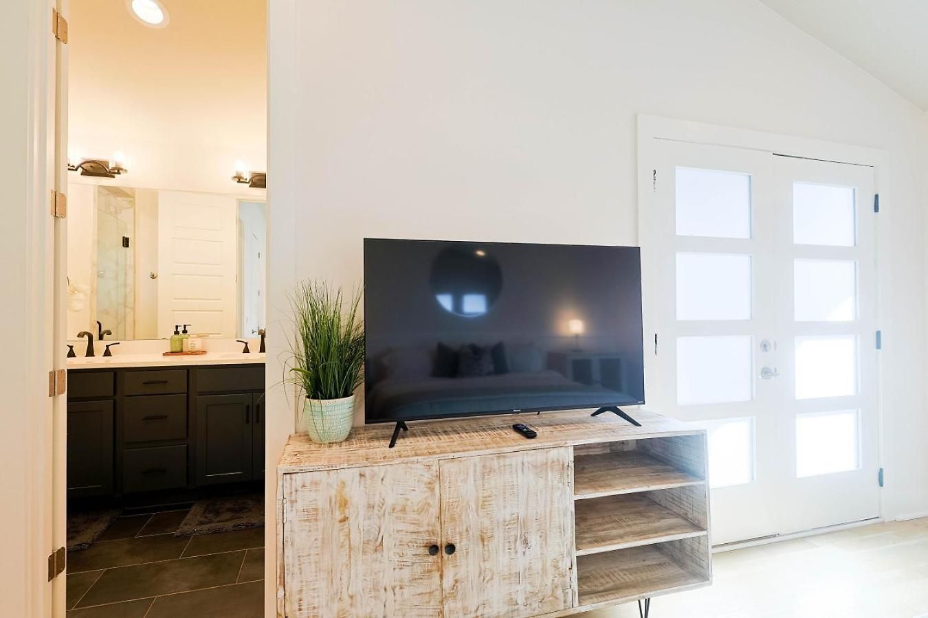 Modern Retreat 4 Bedroom 3 5 Ba Walk To East Nash Gems Nashville