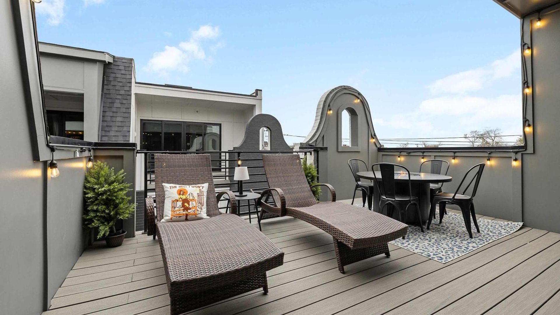 Broadway Honky Tonk Haven With Karaoke Stage! Holiday home *