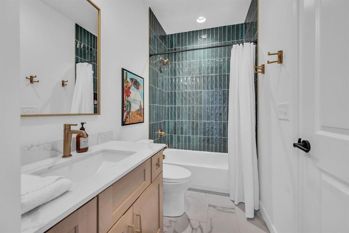 Stylish 5br Retreat W Rooftop Hot Tub Holiday home