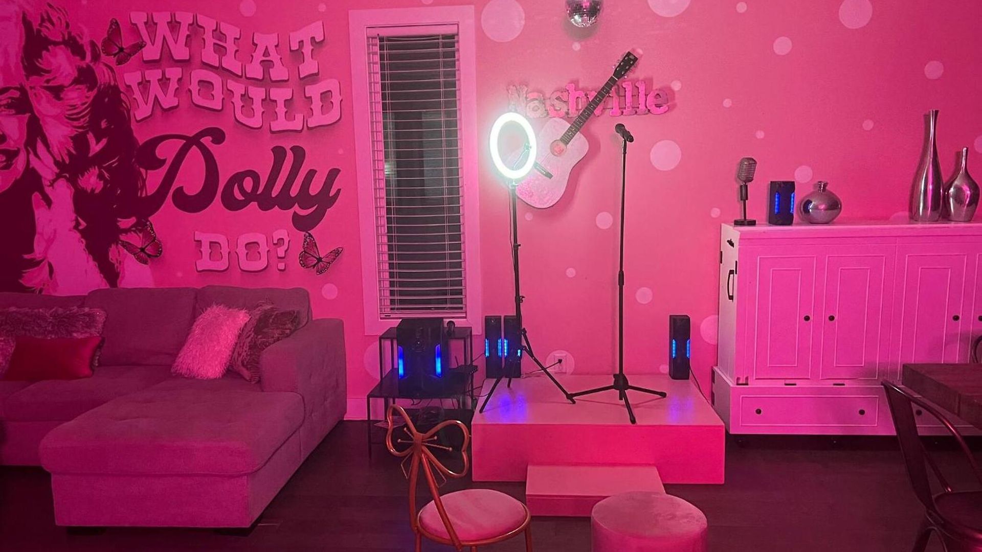 Hottub/karaoke-10m Dt-beg Your Parton? Dolly's Hm *