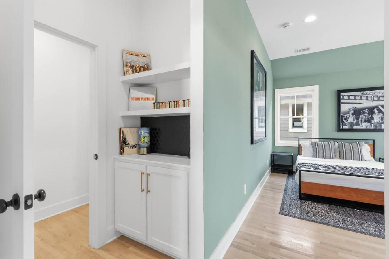 Modern House By Downtown With Garage And Fenced-in Yard Holiday home *