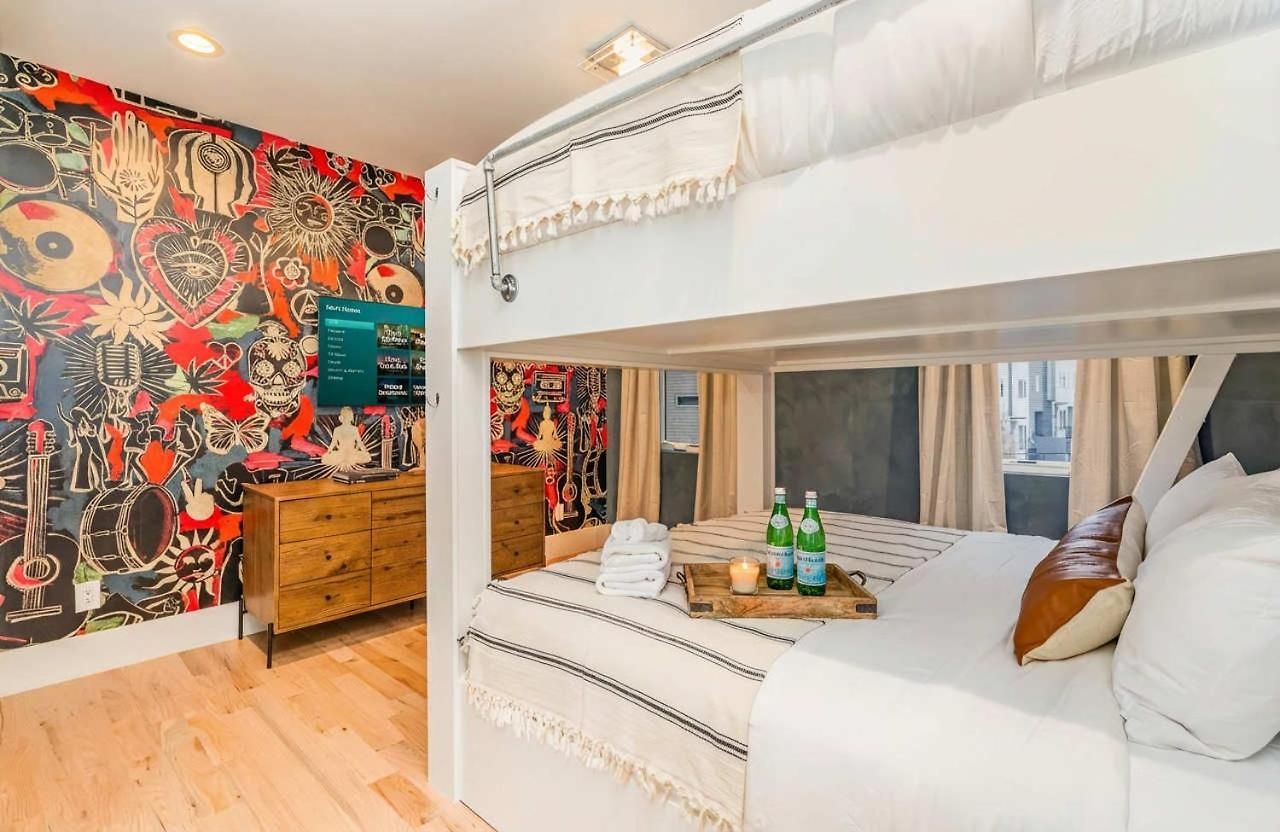 Holiday home Elevator With Rooftop Hot Tub & Spacious Yard *