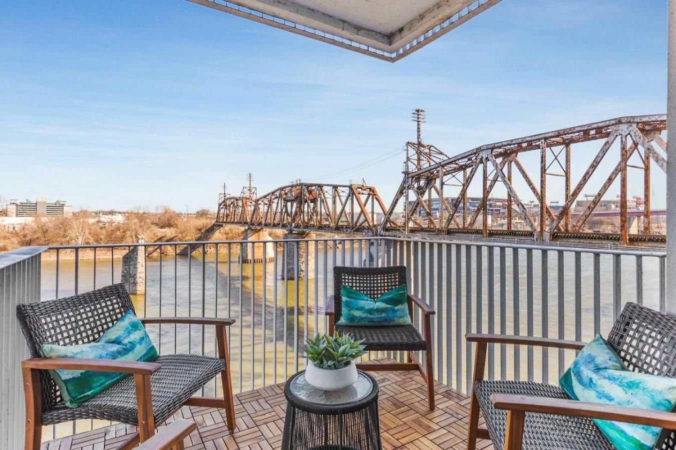 Holiday home Riverfront Walk To Downtown With Garage Parking