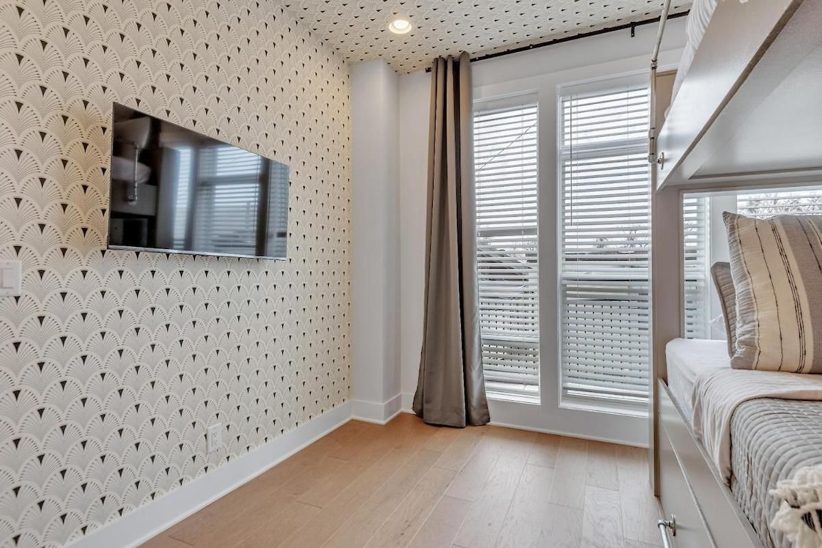 Combined Townhome With 26 Beds - 2 Rooftops! *