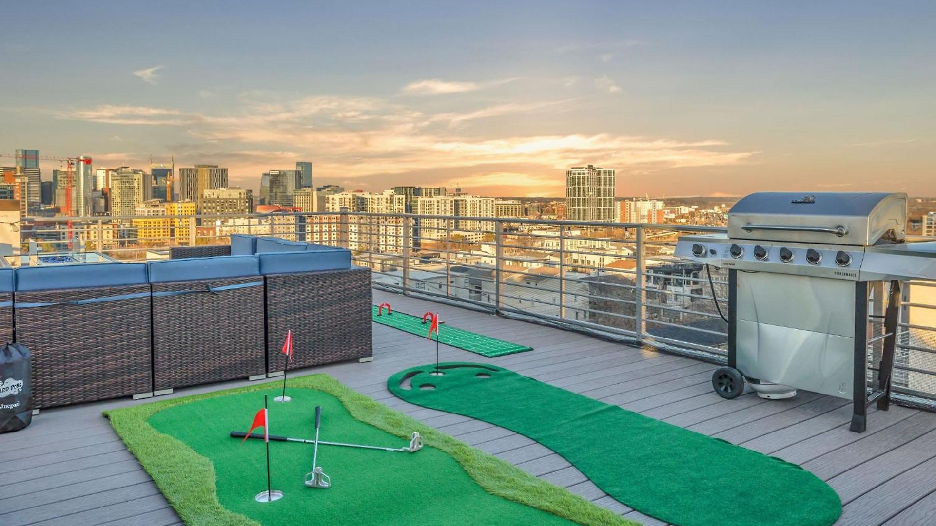The Skyline Social - Retreat & Private Rooftop Holiday home