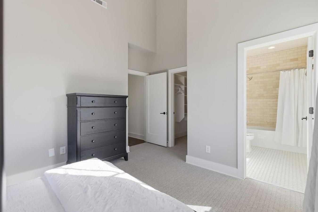 Near Vanderbilt And Belmont With Garage, Pool Table Holiday home