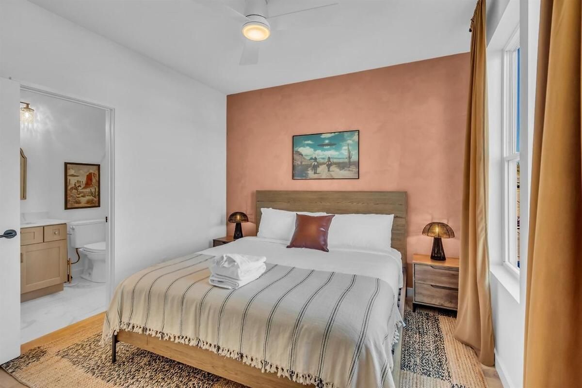 Stylish 5br Retreat W Rooftop Hot Tub *