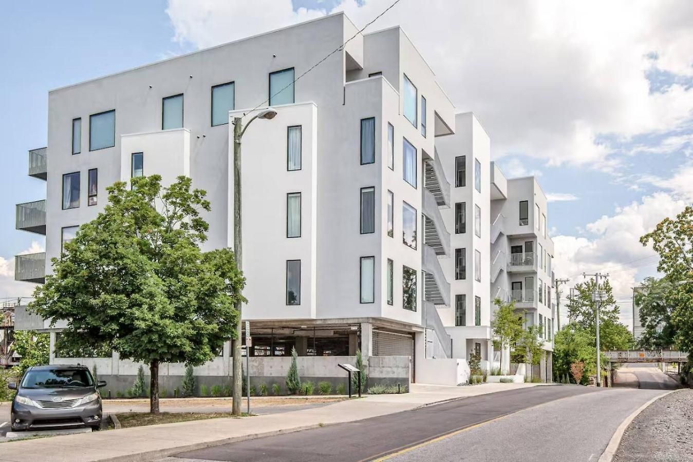 Riverfront Walk To Downtown With Garage Parking Nashville