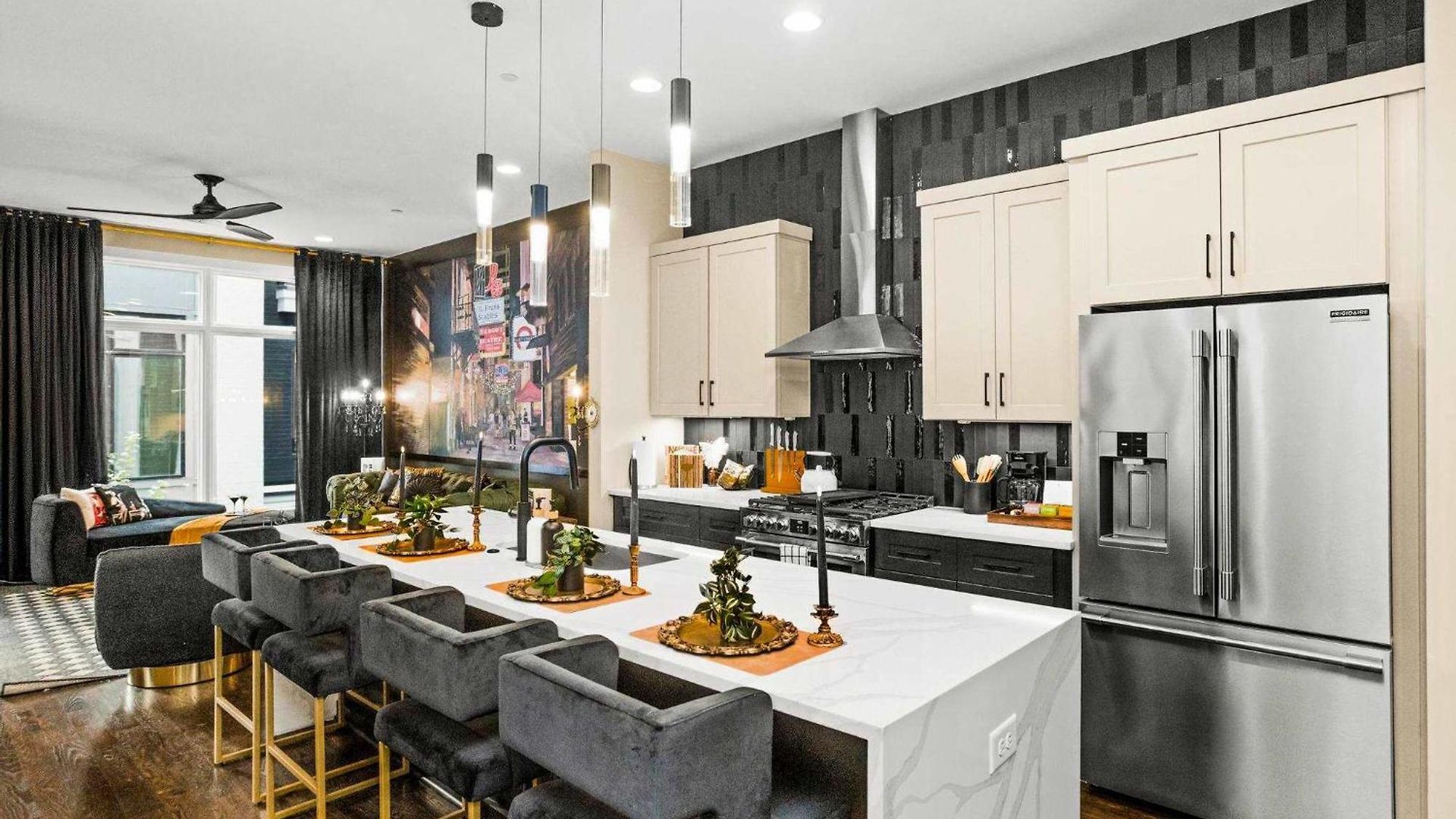 Holiday home 2 Homes! Broadway Views, Rooftops & Karaoke *