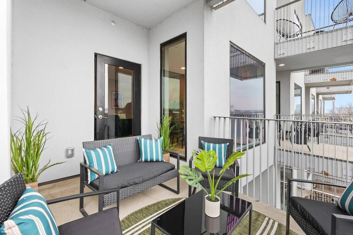 Riverfront Luxury - Walk To Downtown Broadway, Private Patio Holiday home