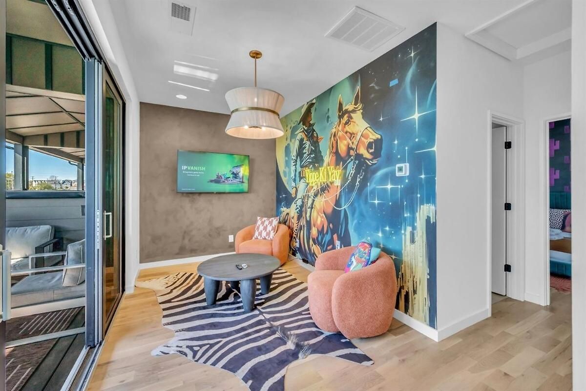 Stylish 5br Retreat W Rooftop Hot Tub *