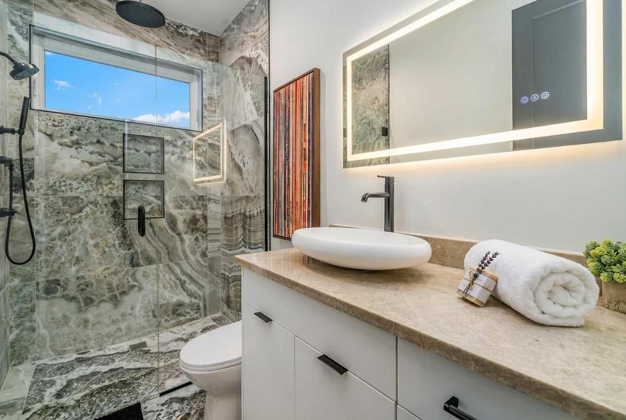 Elevator With Rooftop Hot Tub & Spacious Yard