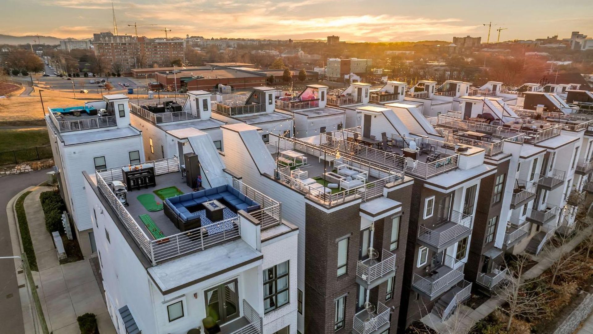The Skyline Social - Retreat & Private Rooftop