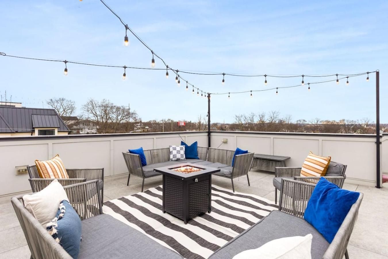 View Only 1 Mile To Downtown With Garage And Rooftop