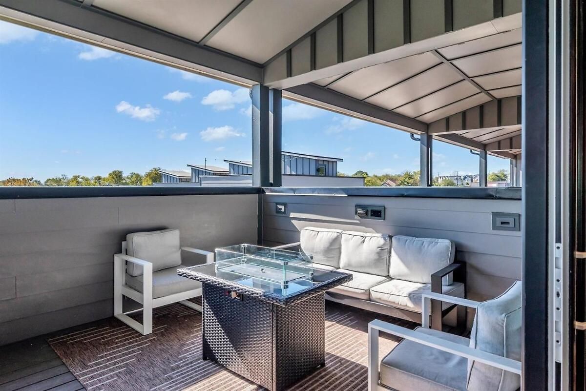 Holiday home Stylish 5br Retreat W Rooftop Hot Tub