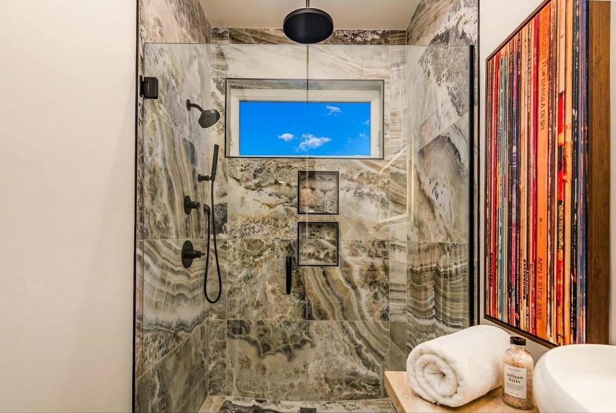 Elevator With Rooftop Hot Tub & Spacious Yard