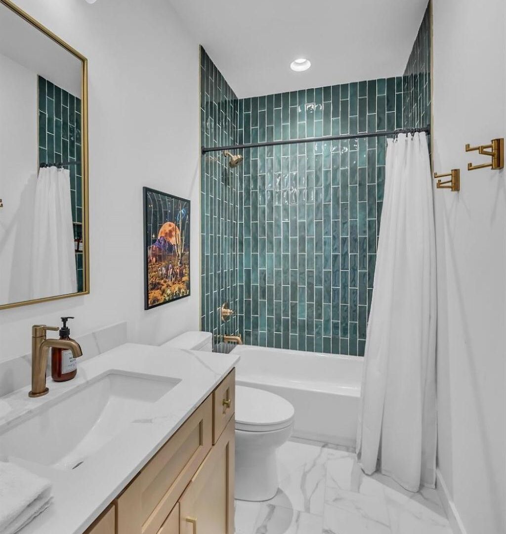 Stylish 5br Retreat W Rooftop Hot Tub *