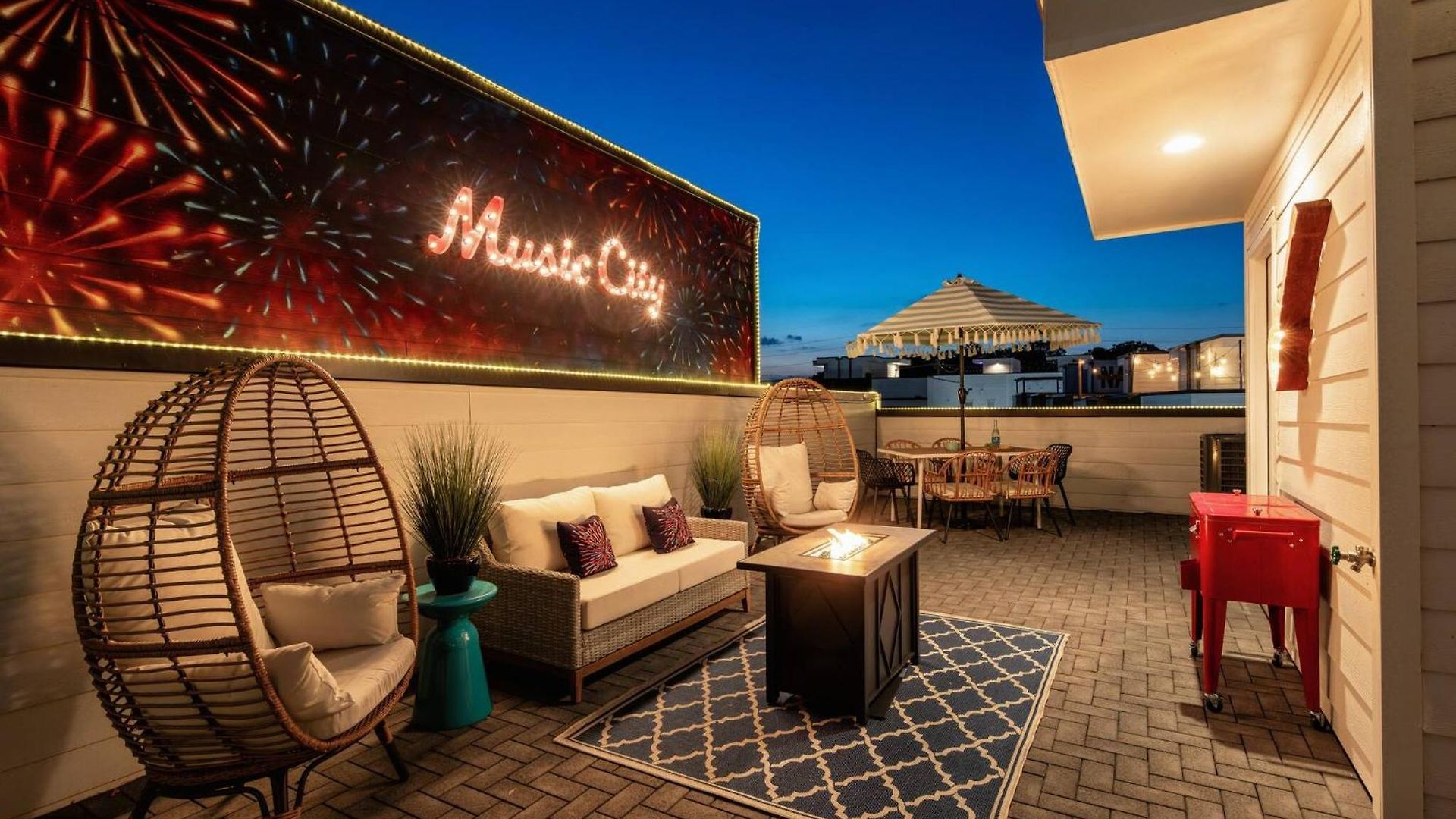 Skyline Rooftop • Game • Sonos Audio Holiday home *