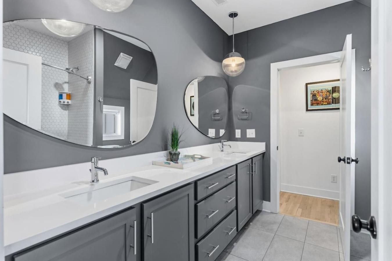 Modern House By Downtown With Garage And Fenced-in Yard Holiday home *