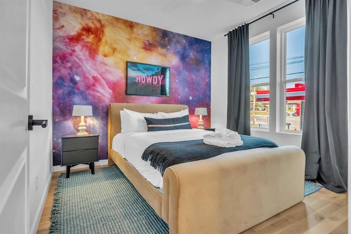 Stylish 5br Retreat W Rooftop Hot Tub Holiday home *