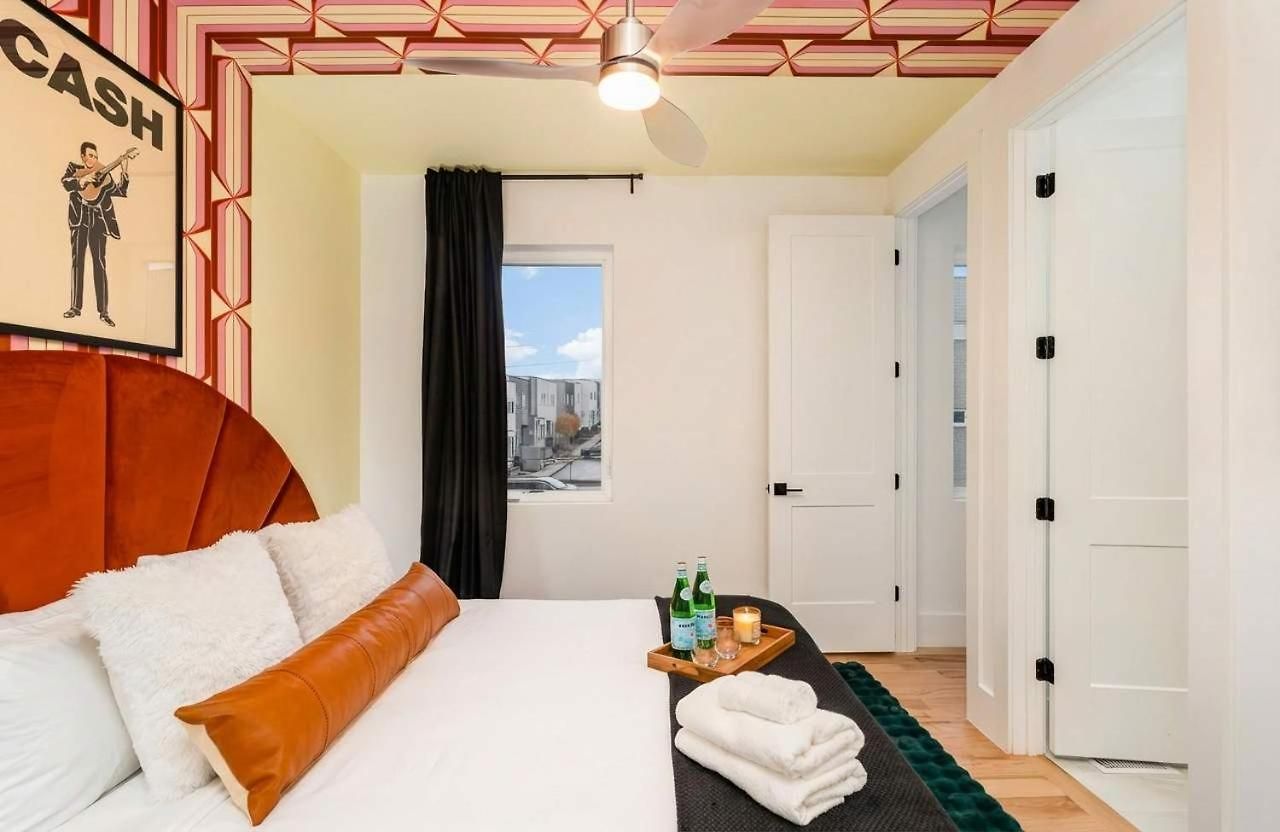Elevator With Rooftop Hot Tub & Spacious Yard Holiday home *