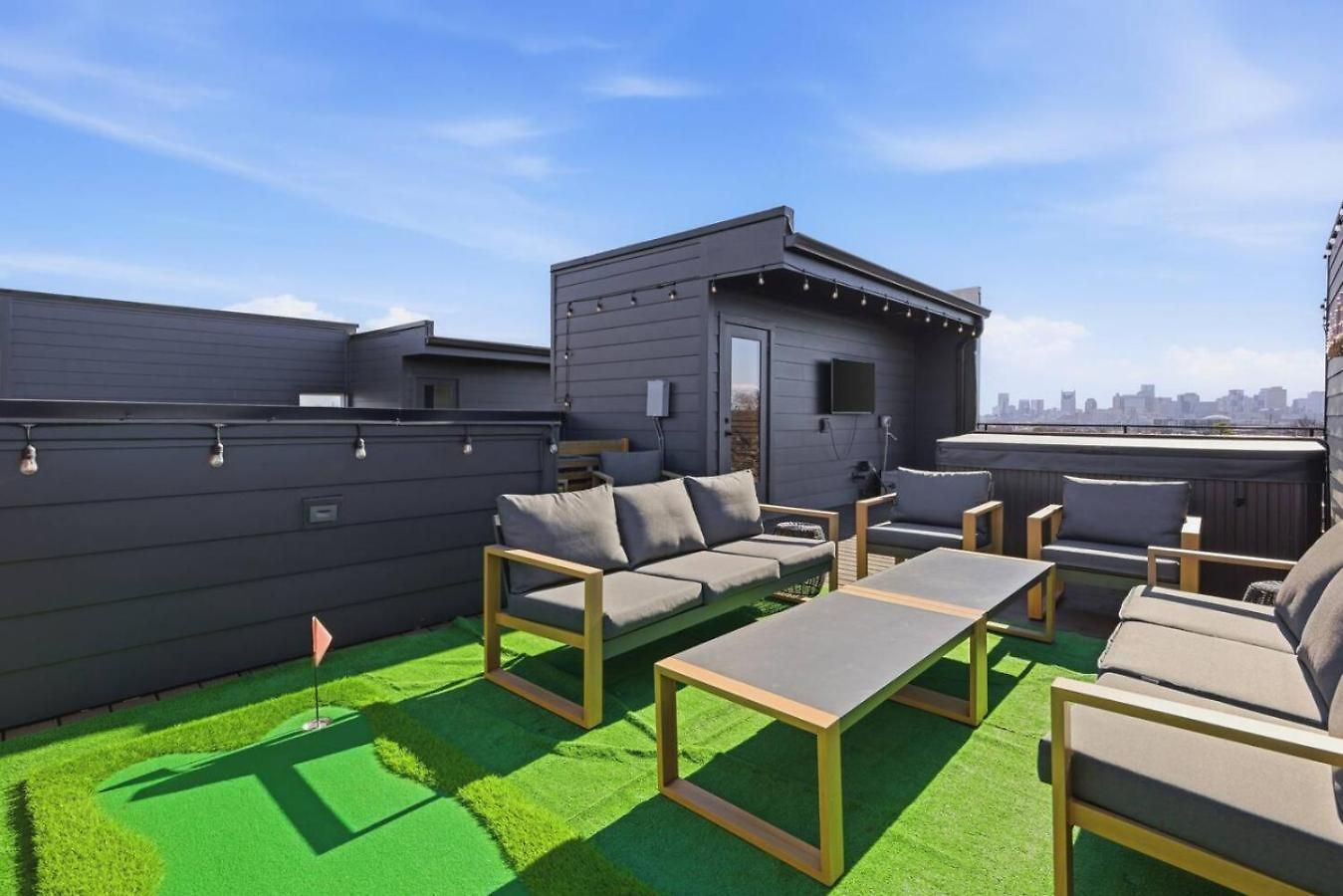 View With Hottub Rooftop Arcade Game And Parking Holiday home *