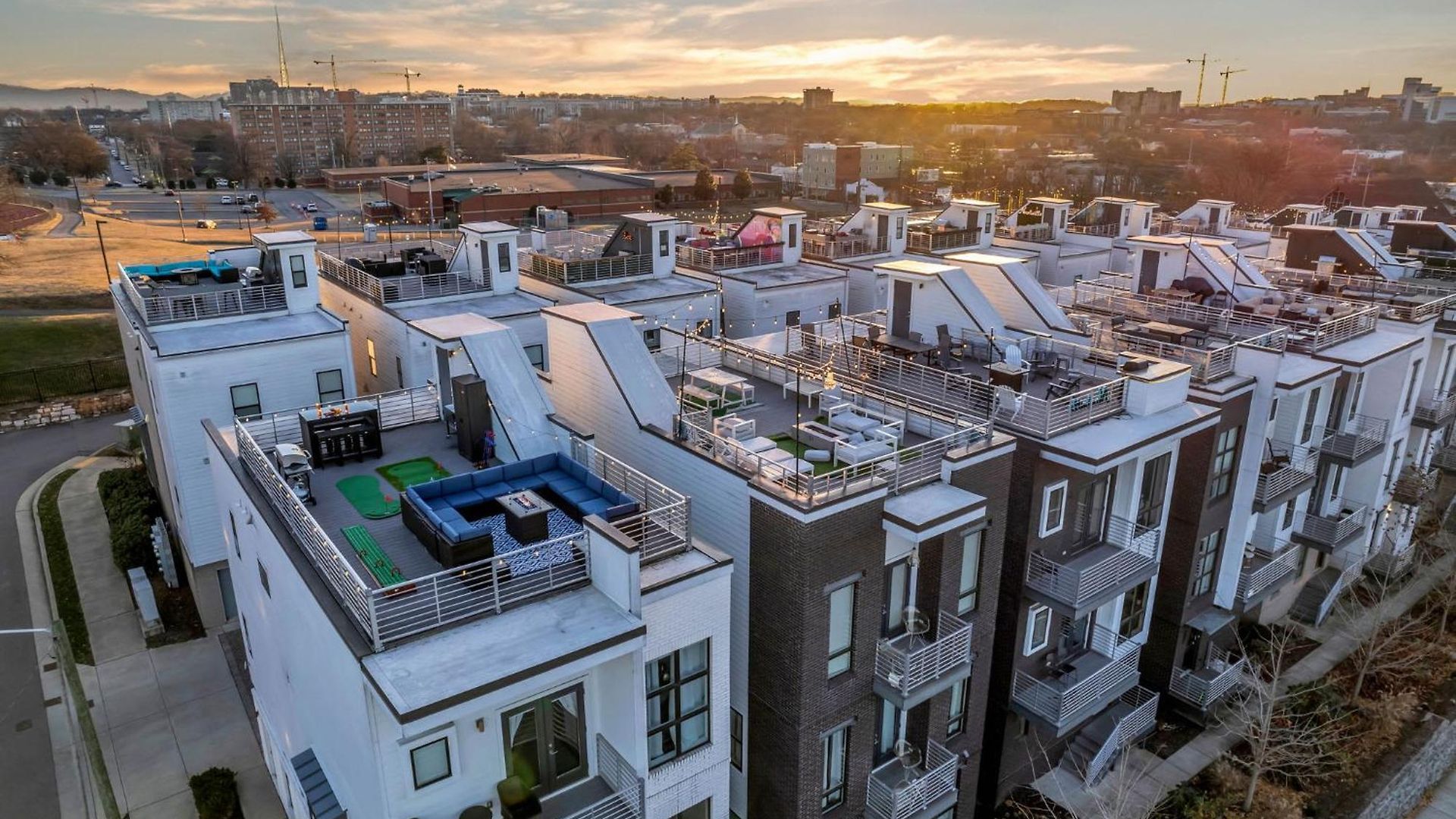 The Skyline Social - Retreat & Private Rooftop *