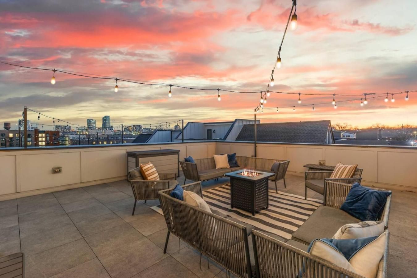 Holiday home View Only 1 Mile To Downtown With Garage And Rooftop