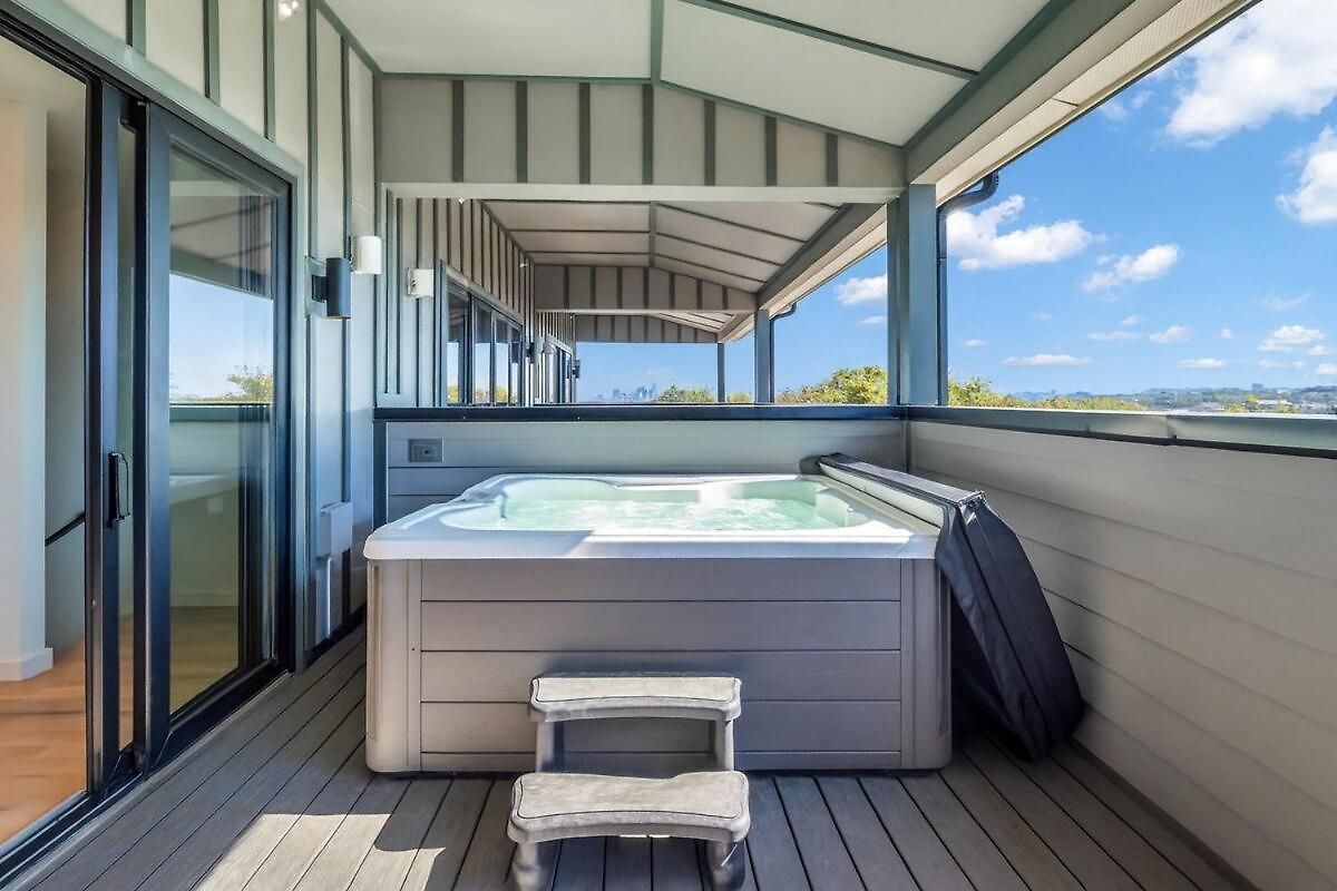 Holiday home Stylish 5br Retreat W Rooftop Hot Tub