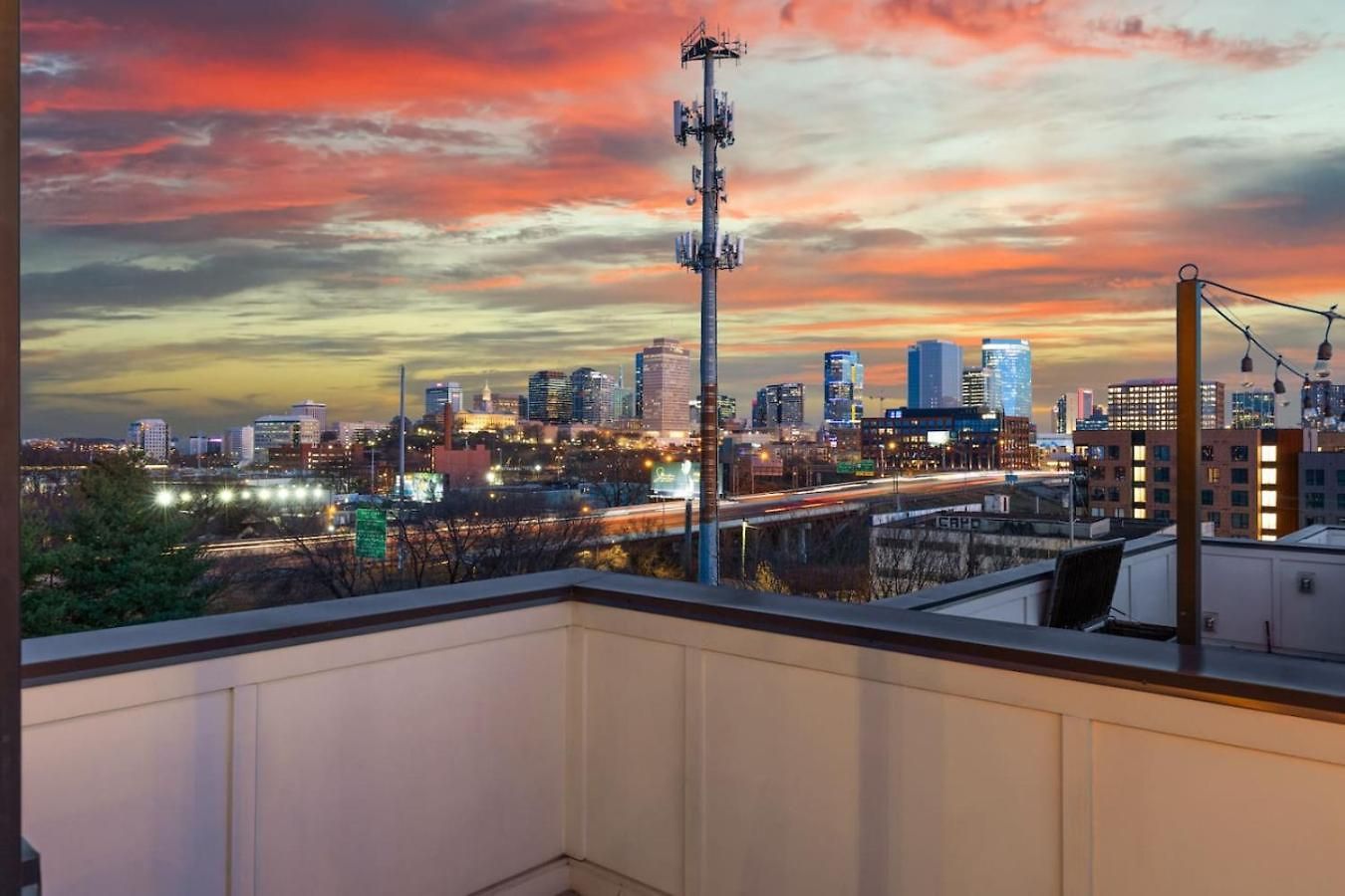 View Only 1 Mile To Downtown With Garage And Rooftop Holiday home