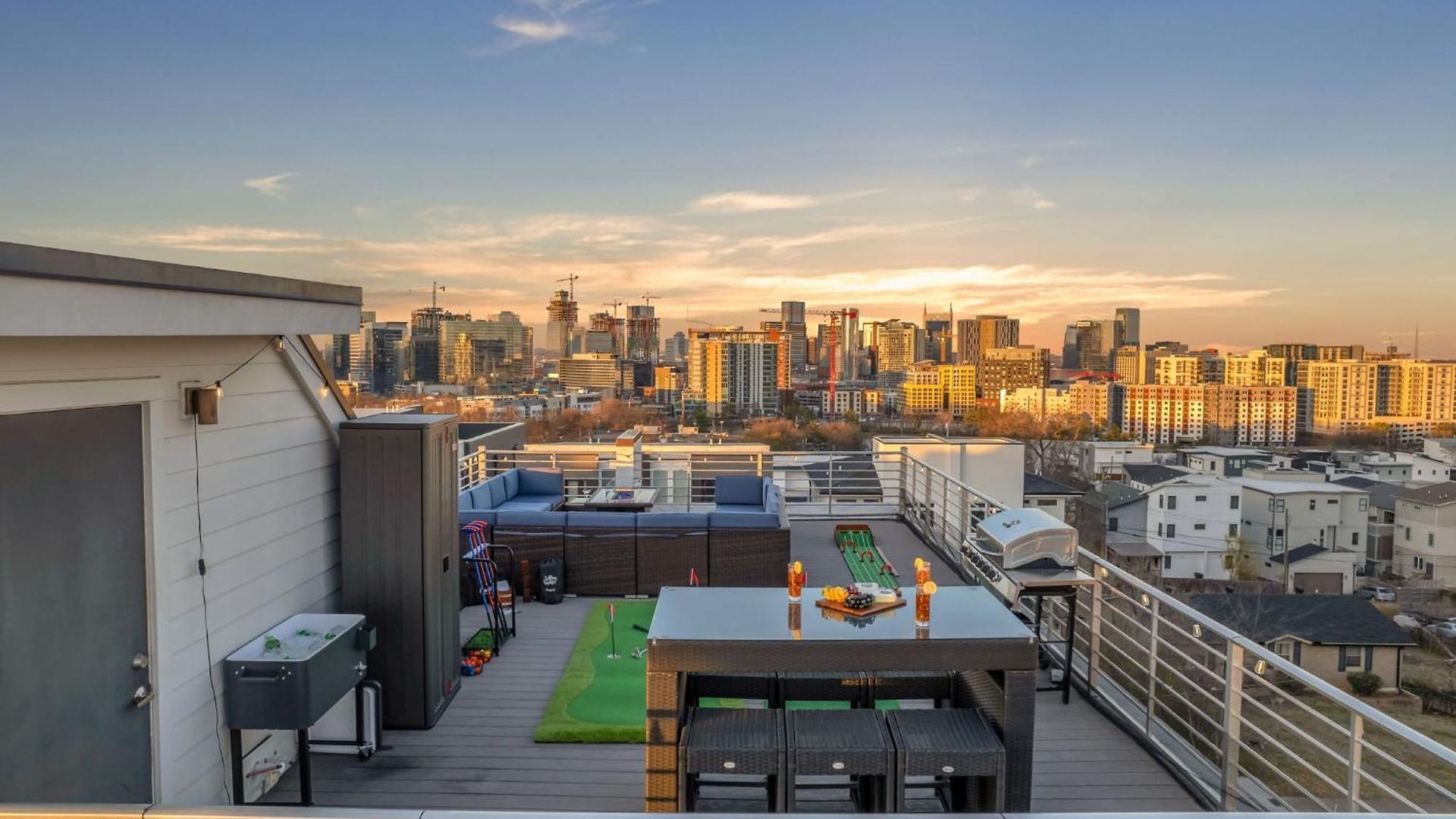 The Skyline Social - Retreat & Private Rooftop *