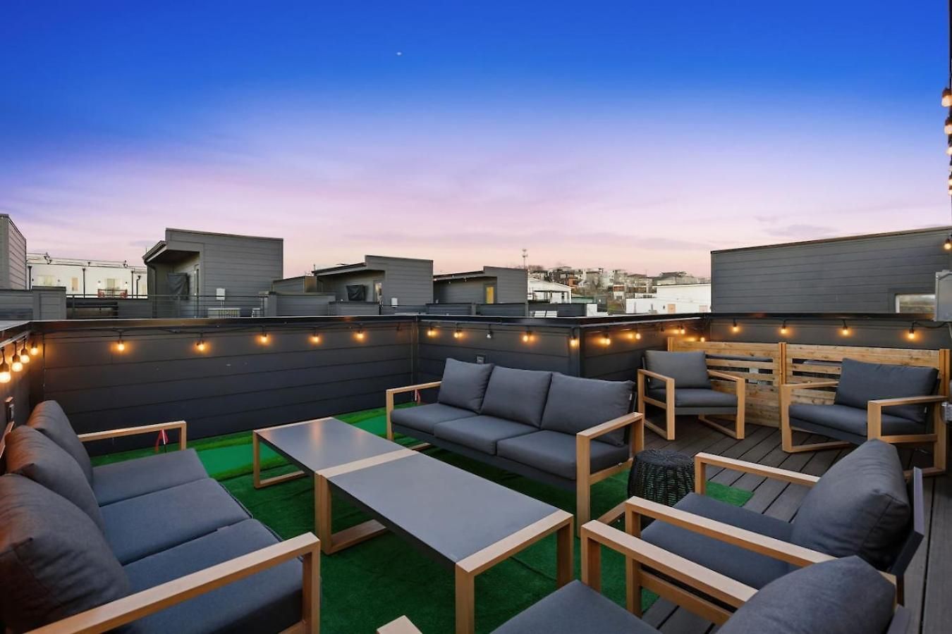 View With Hottub Rooftop Arcade Game And Parking Holiday home Nashville