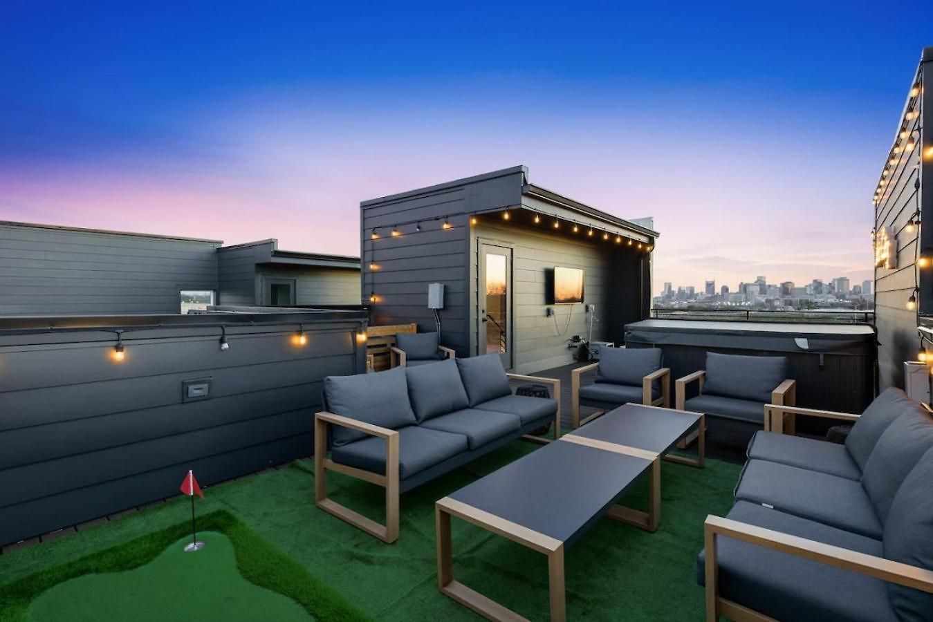 View With Hottub Rooftop Arcade Game And Parking