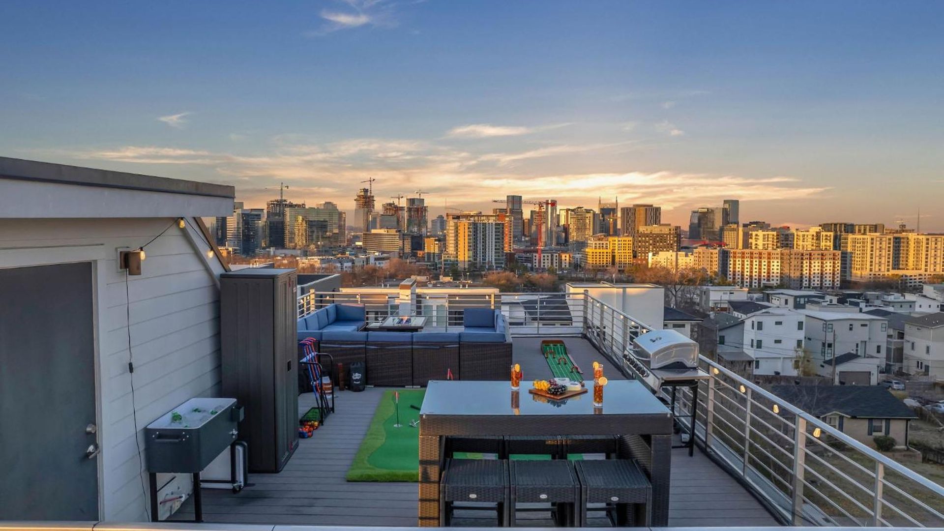 The Skyline Social - Retreat & Private Rooftop