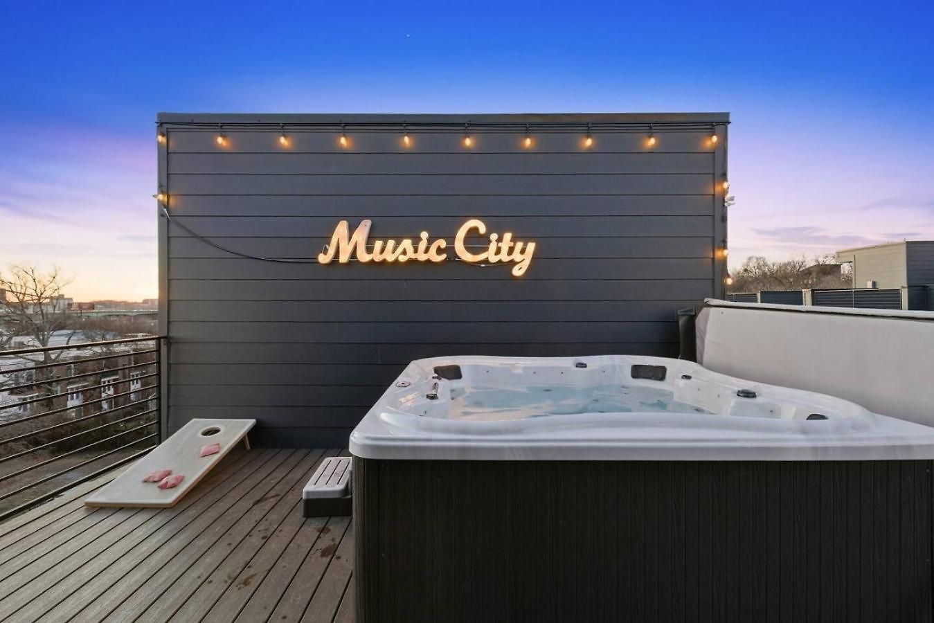 View With Hottub Rooftop Arcade Game And Parking Holiday home Nashville