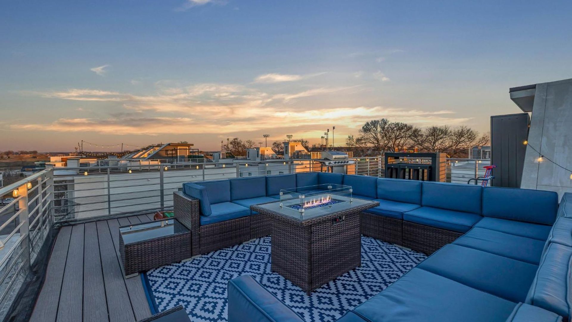 The Skyline Social - Retreat & Private Rooftop
