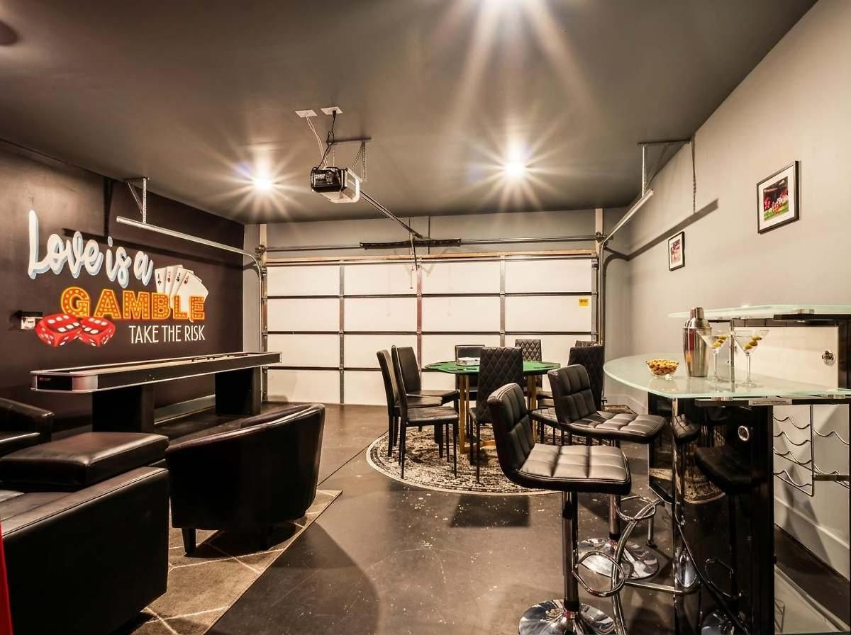 Private With Rooftop Game Near Downtown Holiday home