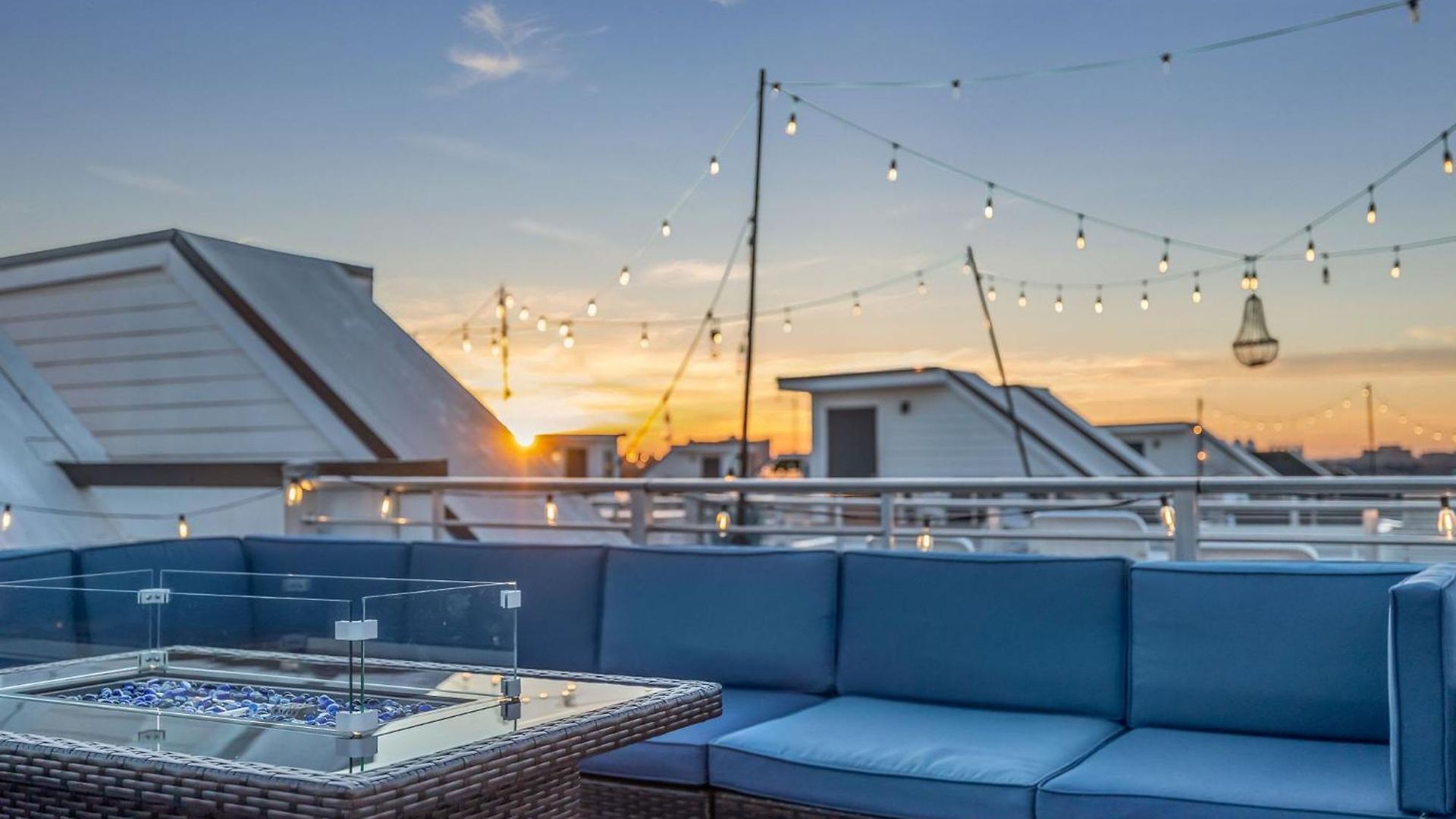 The Skyline Social - Retreat & Private Rooftop *