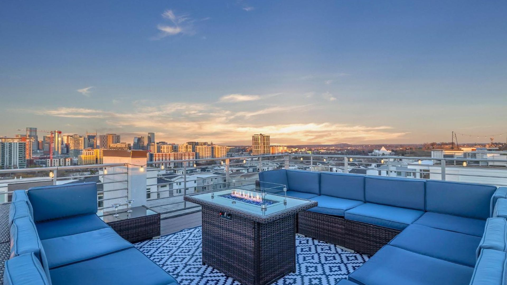 The Skyline Social - Retreat & Private Rooftop * Nashville