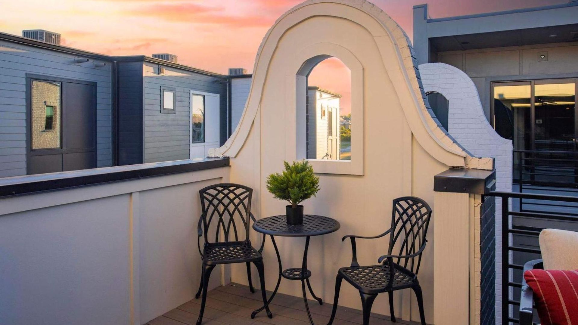 2 Homes! Broadway Views, Rooftops & Karaoke Holiday home *