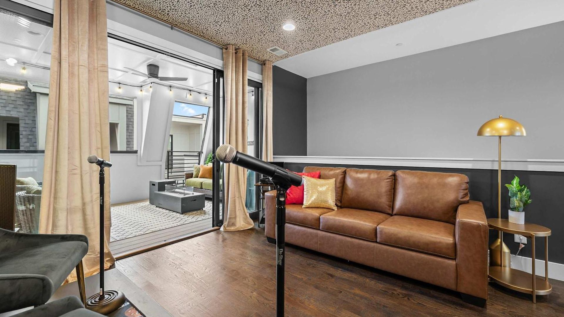 2 Side By Side Units Roof Decks Karaoke Murals Holiday home Nashville