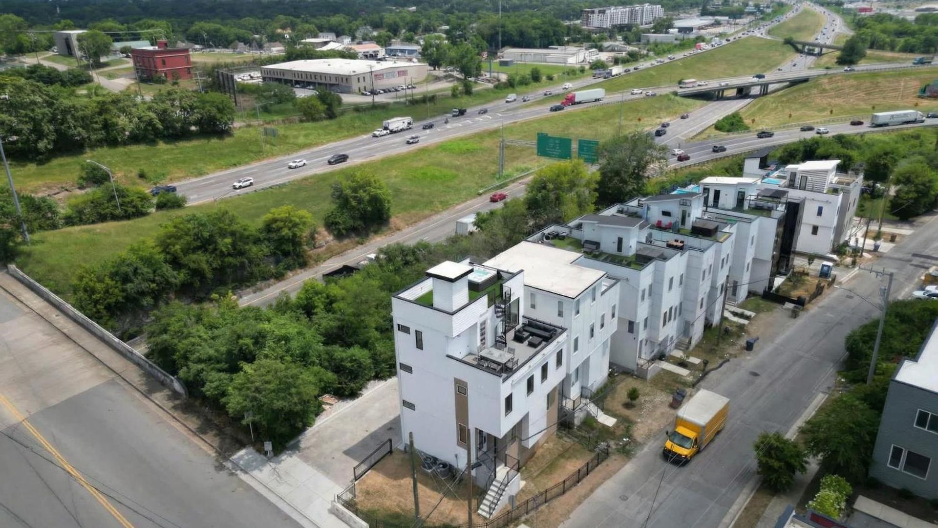Elevator With Rooftop Hot Tub & Spacious Yard Holiday home *